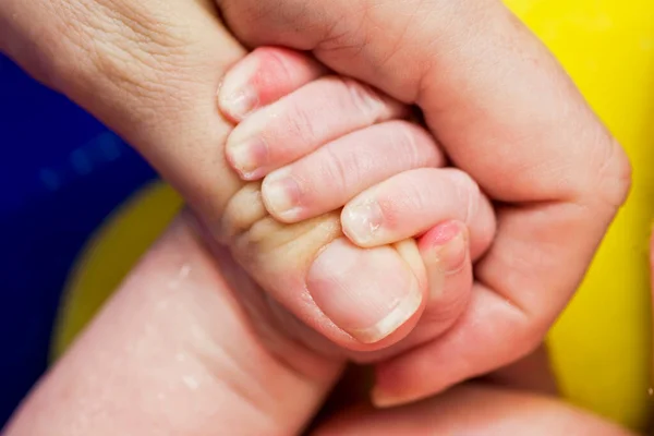 Pasgeboren Baby Hand Houdt Moeders Vinger Vast Zorgen Voor Een — Stockfoto