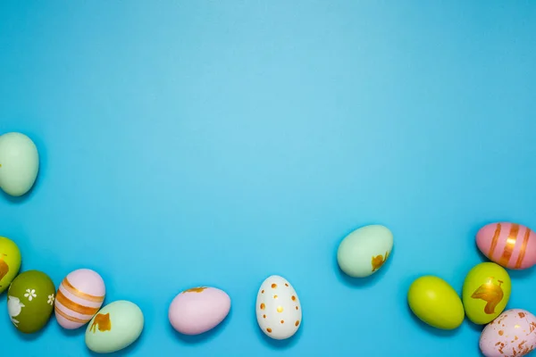 Пасхальные Яйца Цветные Пасхальные Яйца Синем Фоне Копировальным Пространством — стоковое фото