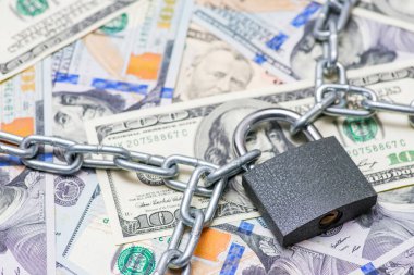 Kilit ve zincirli dolar parası. Dolar banknotlarında zincirli asma kilit. İş konsepti.