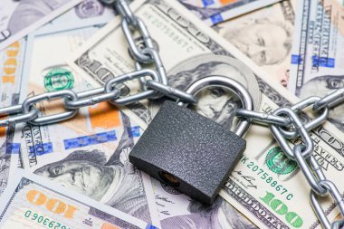 Kilit ve zincirli dolar parası. Dolar banknotlarında zincirli asma kilit. İş konsepti.