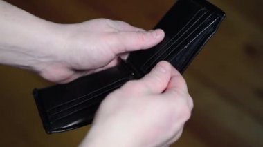 Erkek eller, elleriyle cüzdanda dolar sayıyor. İş konsepti, satın almak için nakit ödemeler. Vergi ödemesi. Sosyal sorunlar