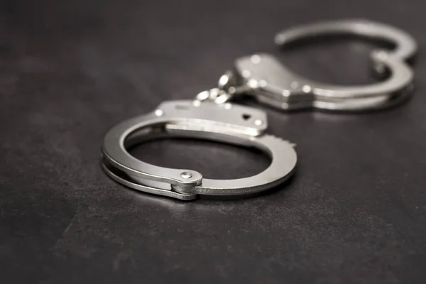 Die Metallhandschellen Auf Schwarzem Hintergrund Handschellen Oder Fußfesseln Polizeihandschellen — Stockfoto