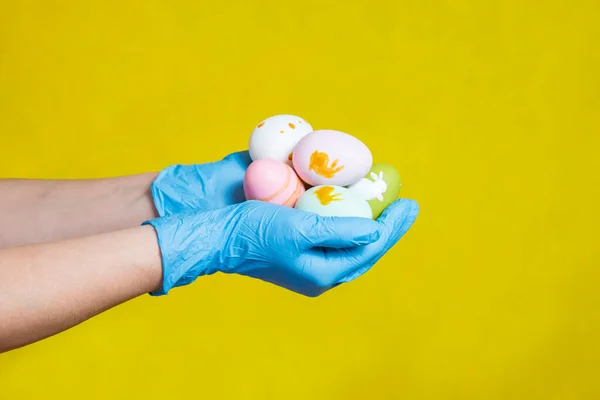 푸른색의 장갑을 끼고아이 계란을 있습니다 부활절 대검역 코로나 바이러스의 주사를 — 스톡 사진