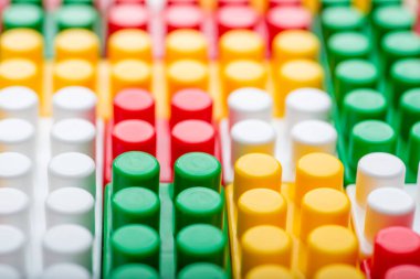 Plastik bina arka planı blokluyor. Çocuk için renkli oyuncak tuğlaları. Renkli yapı blokları arka plan.