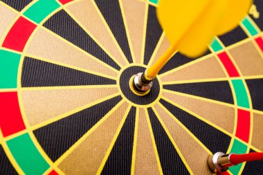 Sarı ve kırmızı manyetik dartlı bir dart tahtasına yakın çekim. Hedef dart başarı konseptini vurmak için dart tahtasının gözünde dart..