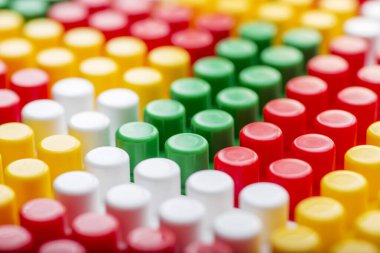 Plastik bina arka planı blokluyor. Çocuk için renkli oyuncak tuğlaları. Renkli yapı blokları arka plan.
