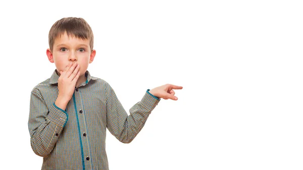 一个小男孩抬起眉头 用手捂住嘴 感到惊讶和震惊 表现出真正惊讶的反应 并指出空白的广告版面 — 图库照片