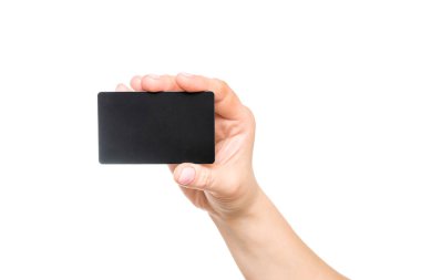 Kadın elinde kartvizit, yakın plan beyaz arka plan izole edilmiş. Elleri boş, siyah bir kart tutan kadınların yakınına..
