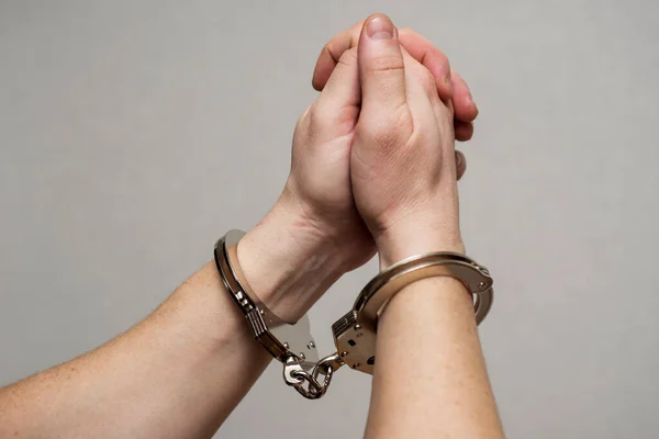 人間の腕に手錠をかけて許しを祈りなさい 手を合わせて祈る 被収容者の祈り — ストック写真