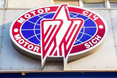 Zaporozhye, Ukrayna - 2 Şubat 2021. Bir şirket binasının motor logosu. Motor Sich - Ukrayna uçak motoru fabrikası.