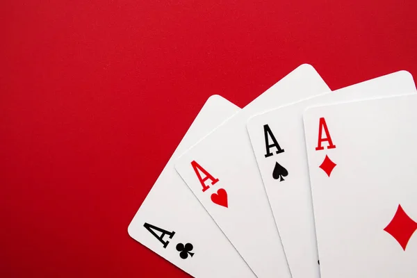 Vier Pokerkaarten Van Azen Rode Achtergrond Vier Speelkaarten Van Azen — Stockfoto