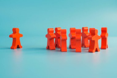 Takımın tahta figürleri ve farklı bir kişi ya da görüş. Liderlik ya da ayrılma kavramı.