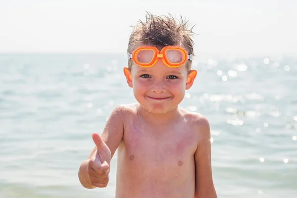 Joyeux Petit Garçon Lunettes Pour Natation Montre Geste Pouce Vers — Photo