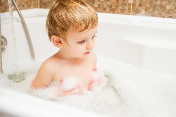 Boldog Gyermek Úgy Szórakozik Hogy Habfürdőt Vesz Fürdőkádban Aranyos Boldog — Stock Fotó