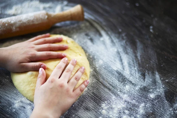 Ruce Váleček Těsto Chleba Těstoviny Nebo Pizzu Dřevěném Stole — Stock fotografie