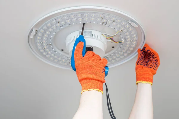 Electrician Installs Chandelier Ceiling Hands Electrician Installing Connecting Lamp Ceiling — Stock Photo, Image