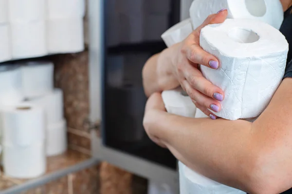 Жінка Тримає Багато Рулонів Туалетного Паперу Споживач Купує Паніку Під — стокове фото