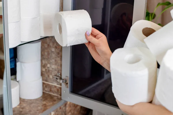 Kobieta Zaopatruje Się Papier Toaletowy Domu Konsument Kupujący Panikę Koncepcji — Zdjęcie stockowe