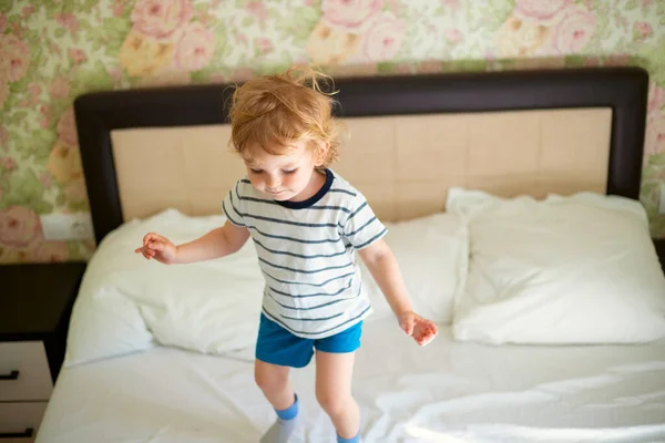 Sólo Niño Despertado Saltando Sobre Cama Niño Feliz Saltando Jugando — Foto de Stock