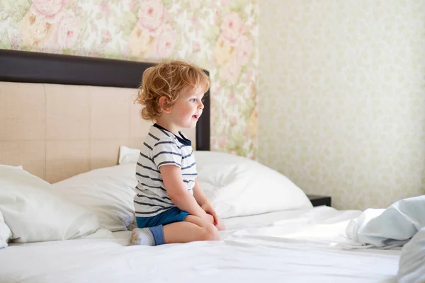 Lindo Niño Riendo Sienta Cama Chico Juega Casa Niño Dormitorio — Foto de Stock