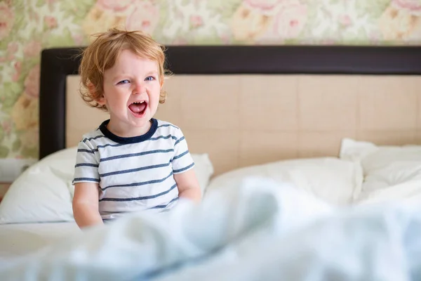 Lindo Niño Riendo Sienta Cama Chico Juega Casa Niño Dormitorio — Foto de Stock