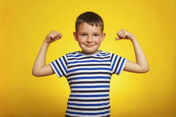 Chlapec Ukazující Svou Ruku Biceps Svaly Žlutém Pozadí Chytrý Kluk — Stock fotografie