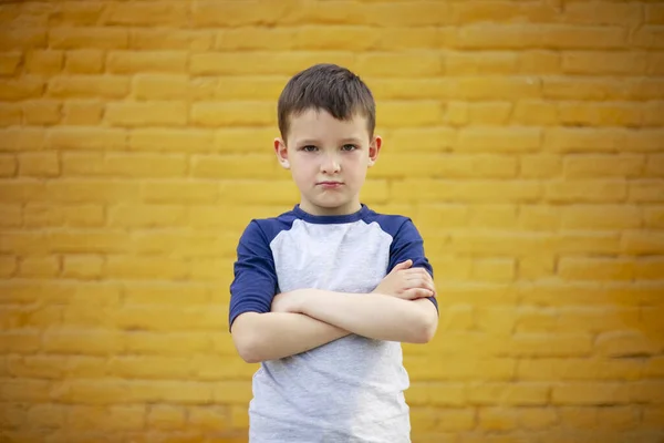 Portrét Seriózního Přísného Chlapce Tričku Rozzlobený Zkříženýma Rukama Pozadí Žluté — Stock fotografie