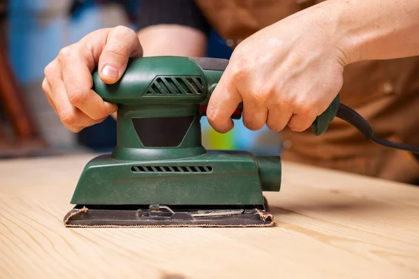 Closeup Carpenter Sanding Wooden Planks Electrical Sanding Machine Carpenter Grinds — Stock Photo, Image