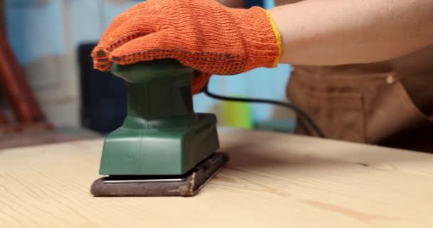 Sluiten Van Timmerman Schuren Houten Planken Met Elektrische Schuurmachine Een — Stockvideo