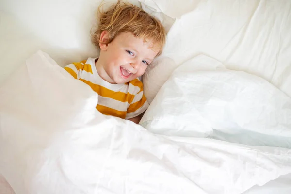 Vista Superior Niño Alegre Cama Blanca Temprano Mañana Retrato Chico — Foto de Stock