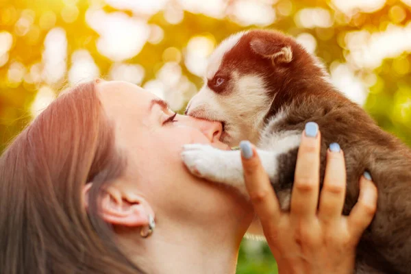 Hermosa Mujer Una Camiseta Rayas Felizmente Juega Con Pequeño Cachorro —  Fotos de Stock