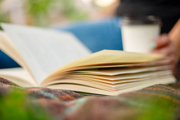 Una Mujer Jeans Con Libro Una Taza Café Sienta Una — Foto de Stock