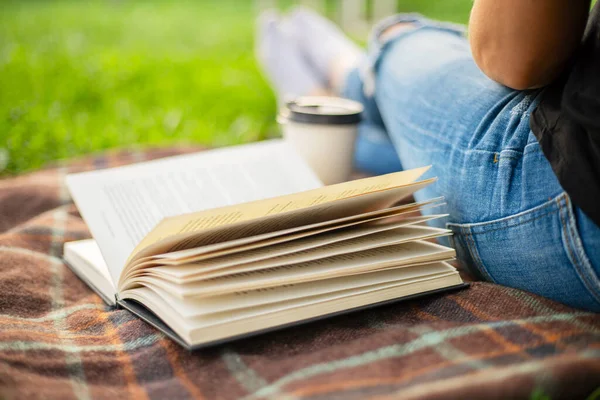 Een Vrouw Spijkerbroek Met Een Boek Een Kop Koffie Zit — Stockfoto