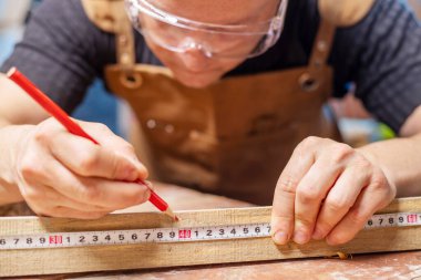 İtfaiye aracı. İtfaiye arabasının hortumlarını sarmışlar..