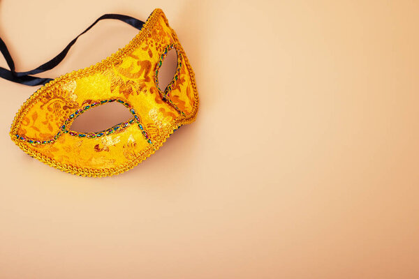 Карнавальная маска на цветном фоне. Концепция празднования Пурим (еврейский карнавал). Концепция маскарада или праздника.