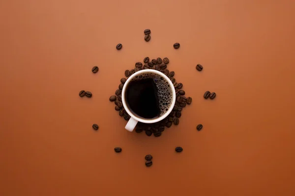 Koffiecup Geroosterde Bonen Gerangschikt Als Wijzerplaat Bruine Achtergrond Koffie Tijd — Stockfoto