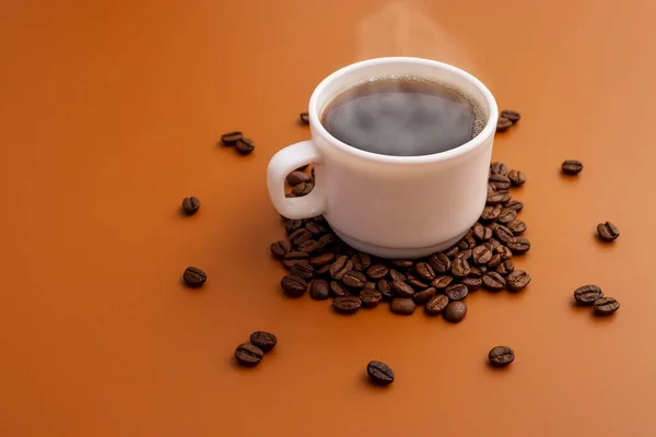 Kahverengi Arka Planda Kahve Fincanı Kızarmış Fasulye Kahve Zamanı Konsepti — Stok fotoğraf