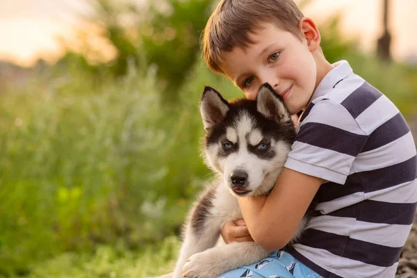 Liten Pojke Randig Shirt Kramar Kärleksfullt Sin Hund Utomhus — Stockfoto