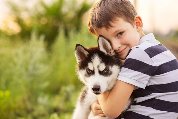 Liten Pojke Randig Shirt Kramar Kärleksfullt Sin Hund Utomhus — Stockfoto