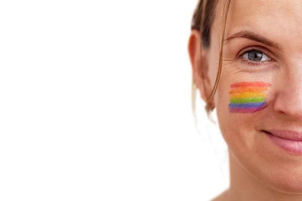 Retrato Uma Jovem Mulher Sorridente Com Bandeira Lgbt Pintada Bochecha — Fotografia de Stock