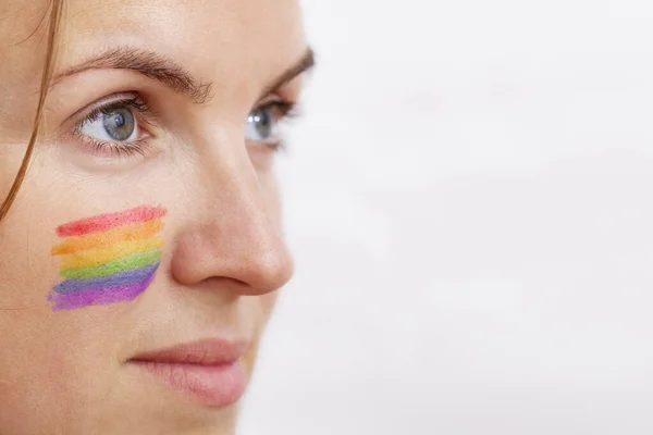 Retrato Uma Jovem Com Bandeira Lgbt Pintada Bochecha Tema Igualdade — Fotografia de Stock