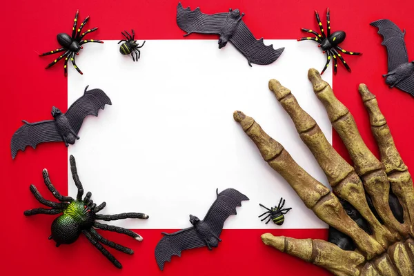 Cadılar Bayramı Kırmızı Arka Planda Örümcekler Yarasalar Canavarlar Olan Boş — Stok fotoğraf