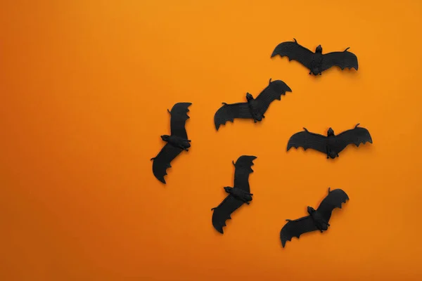 Sok Fekete Denevér Repül Narancssárga Háttéren Ijesztő Halloween Lapos Feküdt — Stock Fotó