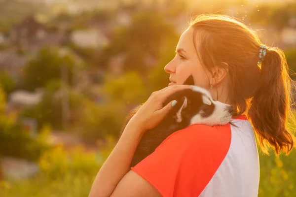 Vacker Ung Kaukasisk Kvinna Leker Med Sin Valp Hund Utomhus — Stockfoto