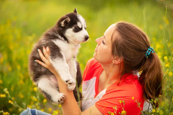 Vacker Ung Kaukasisk Kvinna Leker Med Sin Valp Hund Utomhus — Stockfoto