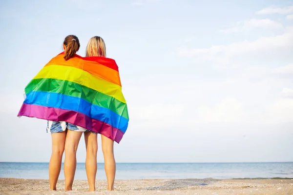 Pareja Lesbiana Sosteniendo Bandera Lgbt Abrazándose Aire Libre Bandera Arco — Foto de Stock