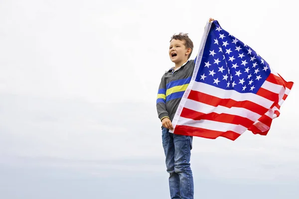 Emocionální Portrét Vlasteneckého Amerického Chlapce Držícího Větru Vlajku Usa Vlastenecká — Stock fotografie