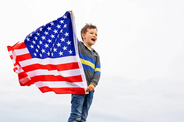 Emocionální Portrét Vlasteneckého Amerického Chlapce Držícího Větru Vlajku Usa Vlastenecká — Stock fotografie