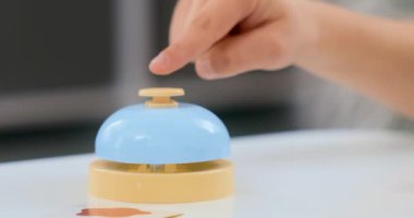 Yakından çekilen kolaj beyaz bir yüzey üzerinde mavi ve sarı servis ziline basan bir eli gösteriyor. Öğrenme, eğitim veya hizmet kavramları için uygun etkileşim ve eylemi resmeder.