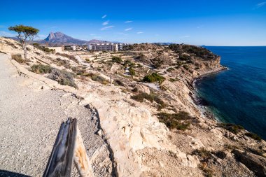 La Malladeta, Villajoyosa çevresindeki geniş bir kıyı manzarası. Ahşap çitli iyi korunmuş bir çakıl yolu uçurum kenarının hatlarını takip ederek Akdeniz ve kentsel manzaralı bir yol sağlar.